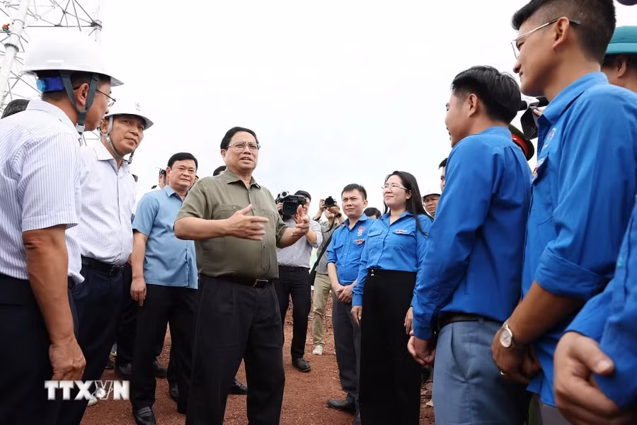 Thủ tướng Phạm Minh Chính động viên thanh niên trên công trường dự án đường dây tải điện 500kV mạch 3 Quảng Trạch-Phố Nối đoạn qua tỉnh Nghệ An. Thủ tướng Phạm Minh Chính động viên thanh niên trên công trường dự án đường dây tải điện 500kV mạch 3 Quảng Trạch-Phố Nối đoạn qua tỉnh Nghệ An.