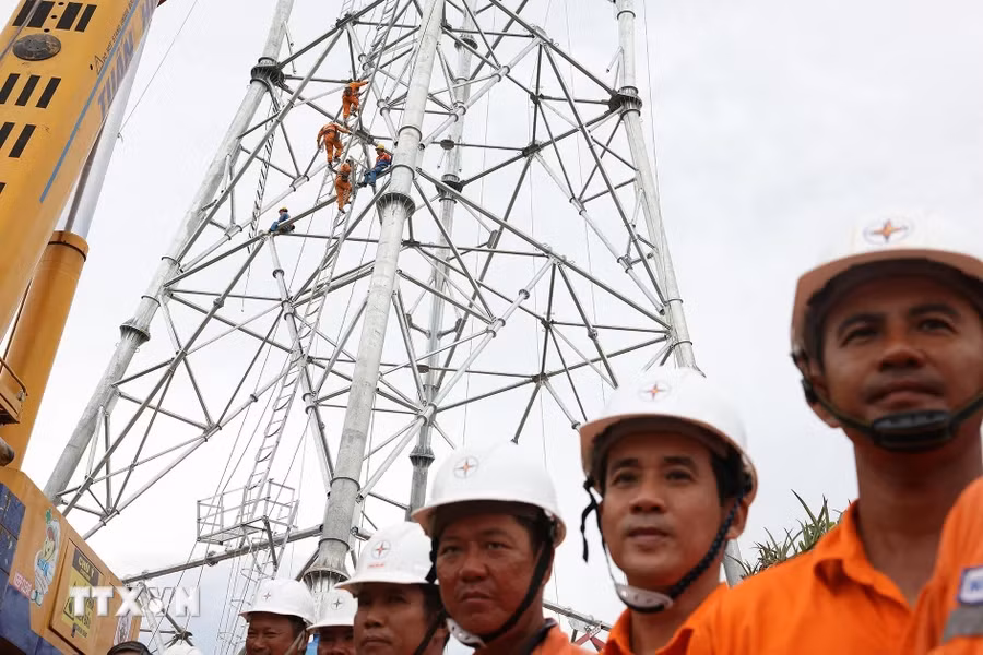 Công nhân thi công vị trí cột VT22 thuộc Dự án đường dây 500kV đoạn Quỳnh Lưu-Thanh Hóa. Công nhân thi công vị trí cột VT22 thuộc Dự án đường dây 500kV đoạn Quỳnh Lưu-Thanh Hóa.