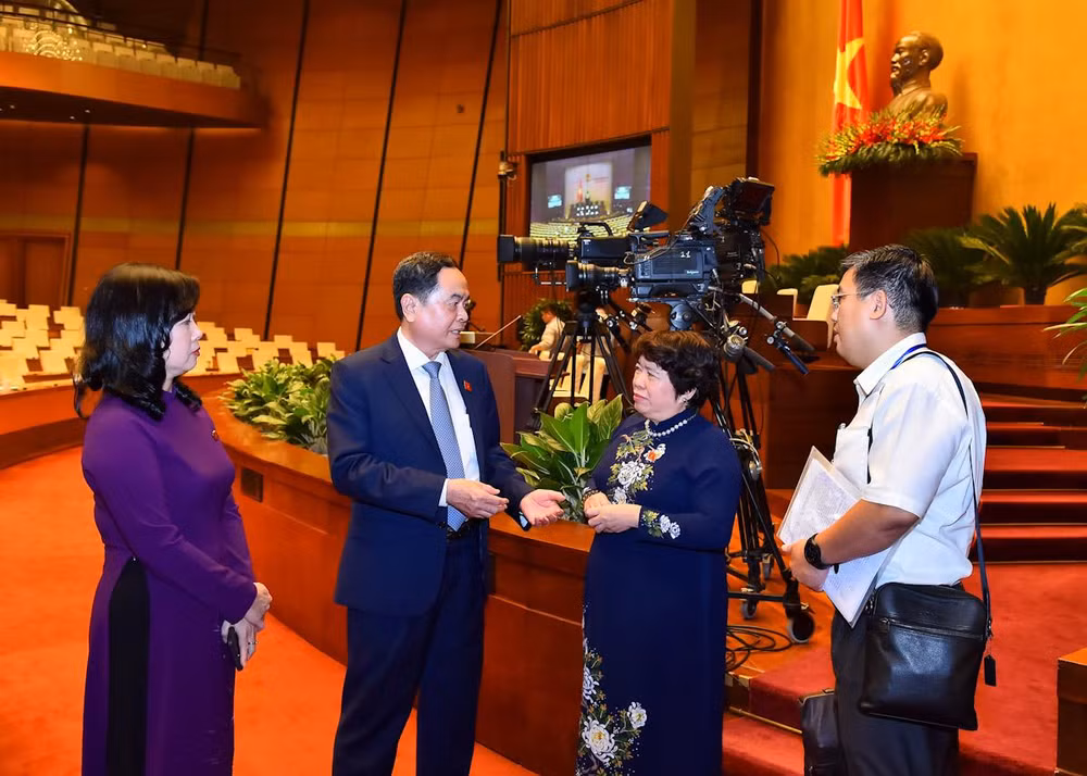 Phó Chủ tịch Thường trực Quốc hội Trần Thanh Mẫn trao đổi với các đại biểu sau phiên họp.
