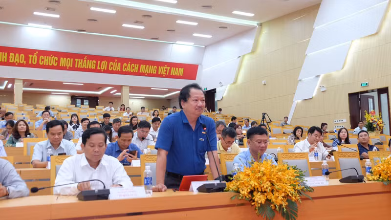 Đại diện Báo Nhân Dân trao đổi thông tin với lãnh đạo tỉnh Bình Phước tại buổi gặp gỡ. Đại diện Báo Nhân Dân trao đổi thông tin với lãnh đạo tỉnh Bình Phước tại buổi gặp gỡ.