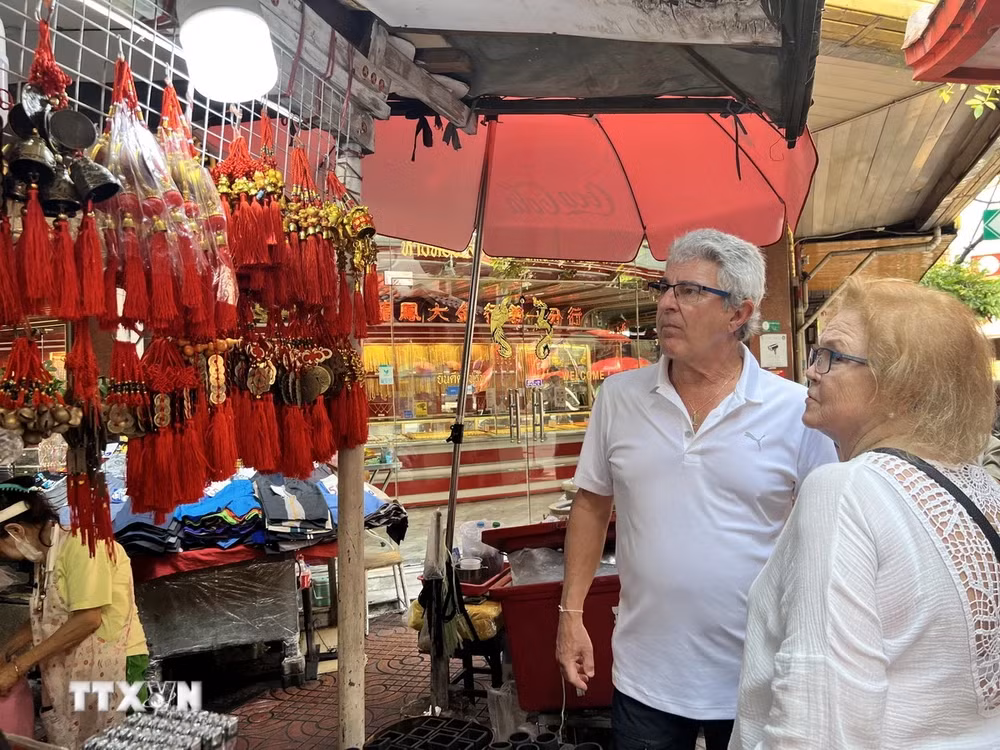 Khách du lịch nước ngoài tại khu Chinatown ở Bangkok. 