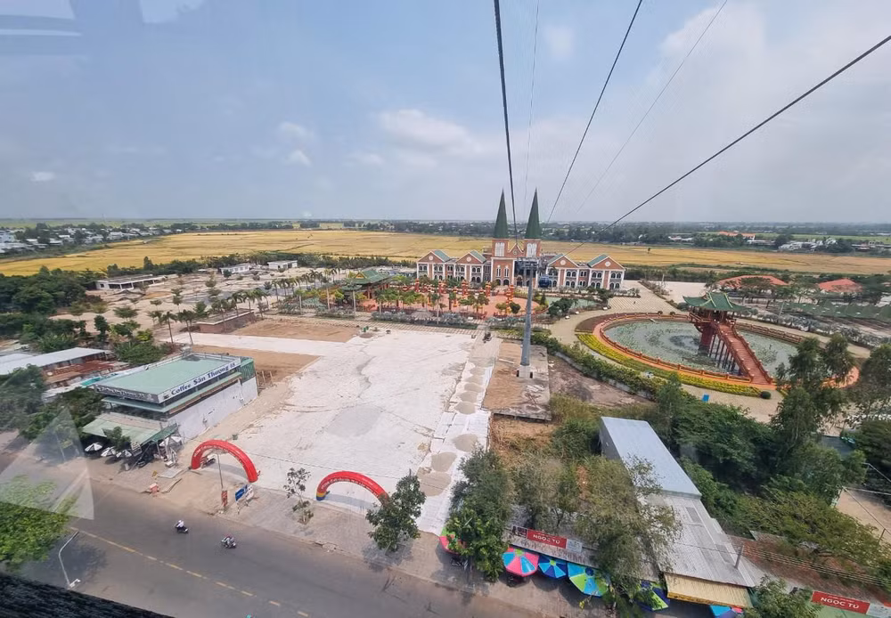Khu du lịch Cáp treo Núi Sam nằm trên đường Châu Thị Tế nên bị thiệt hại nặng nề từ việc cấm xe trên 40 chỗ lưu thông suốt thời gian qua.