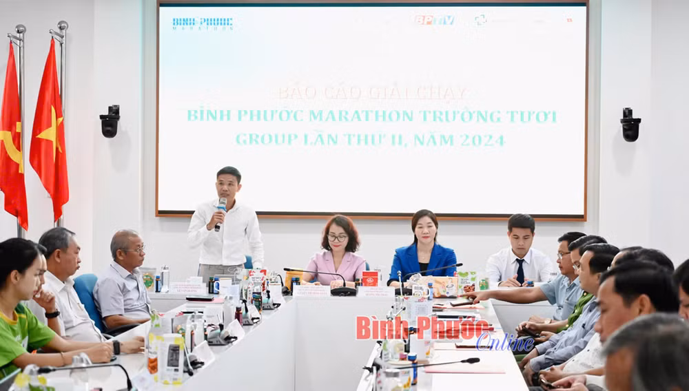 Chủ tịch HĐQT Công ty cổ phần Vietrace365 Lê Văn Dương thông qua điều lệ và lịch trình Giải Bình Phước marathon - Trường Tươi Group lần thứ II, năm 2024