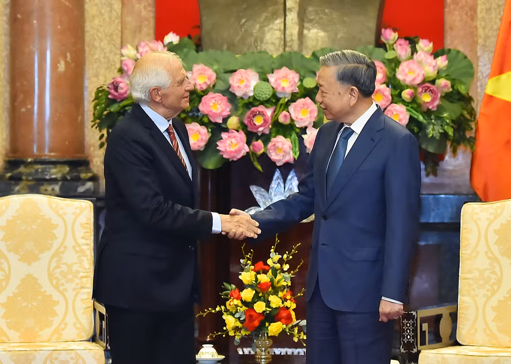 Chủ tịch nước Tô Lâm đón Phó Chủ tịch Ủy ban châu Âu Josep Borell Fontelles. Chủ tịch nước Tô Lâm đón Phó Chủ tịch Ủy ban châu Âu Josep Borell Fontelles.