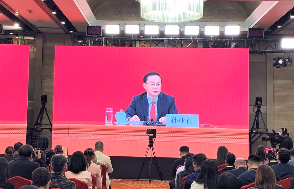 Ông Tôn Nghiệp Lễ, Người phát ngôn Đại hội XX Đảng Cộng sản Trung Quốc tại buổi họp báo. 