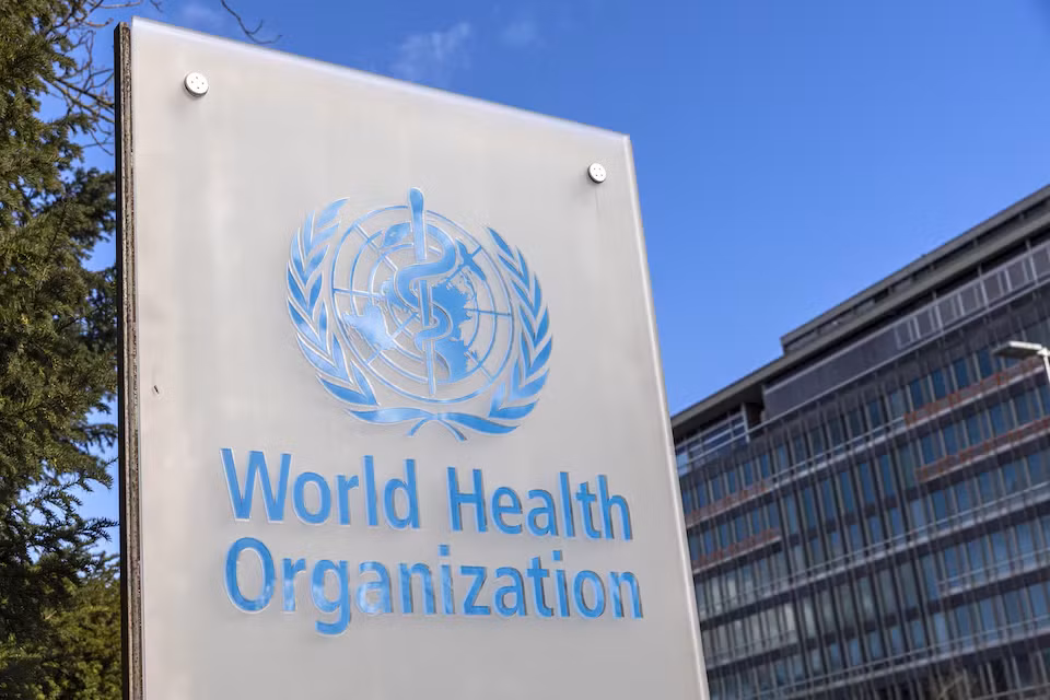 Logo của WHO gần trụ sở chính tại Geneva, Thụy Sĩ. Ảnh: Reuters
