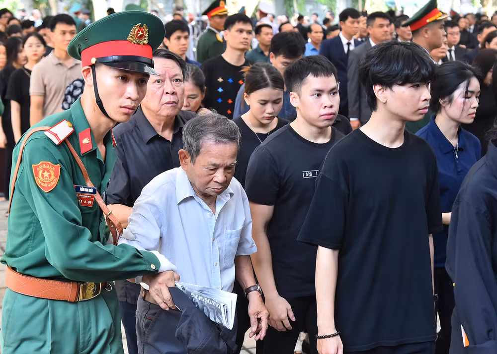 Ban Tổ chức Lễ Quốc tang bố trí nhiều lực lượng để hỗ trợ người cao tuổi. Ban Tổ chức Lễ Quốc tang bố trí nhiều lực lượng để hỗ trợ người cao tuổi.