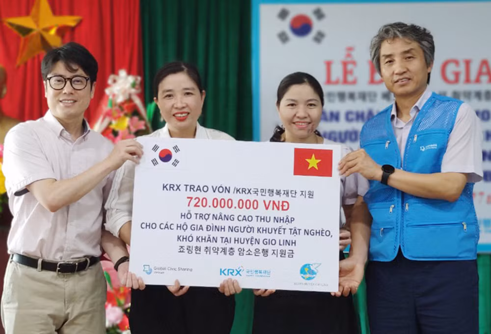 Đại diện Ban Thường vụ Hội Liên hiệp Phụ nữ huyện Gio Linh thay mặt các hộ gia đình tiếp nhận vốn từ nhà tài trợ.