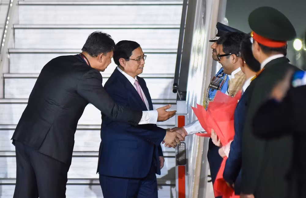 Đoàn đại biểu cấp cao Việt Nam tới Sân bay quân sự Palam ở Thủ đô New Delhi. Đoàn đại biểu cấp cao Việt Nam tới Sân bay quân sự Palam ở Thủ đô New Delhi.