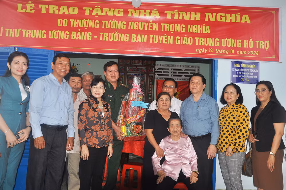 Đồng chí Nguyễn Trọng Nghĩa cùng đoàn công tác bàn giao 4 căn nhà tình nghĩa do mình hỗ trợ một phần kinh phí.