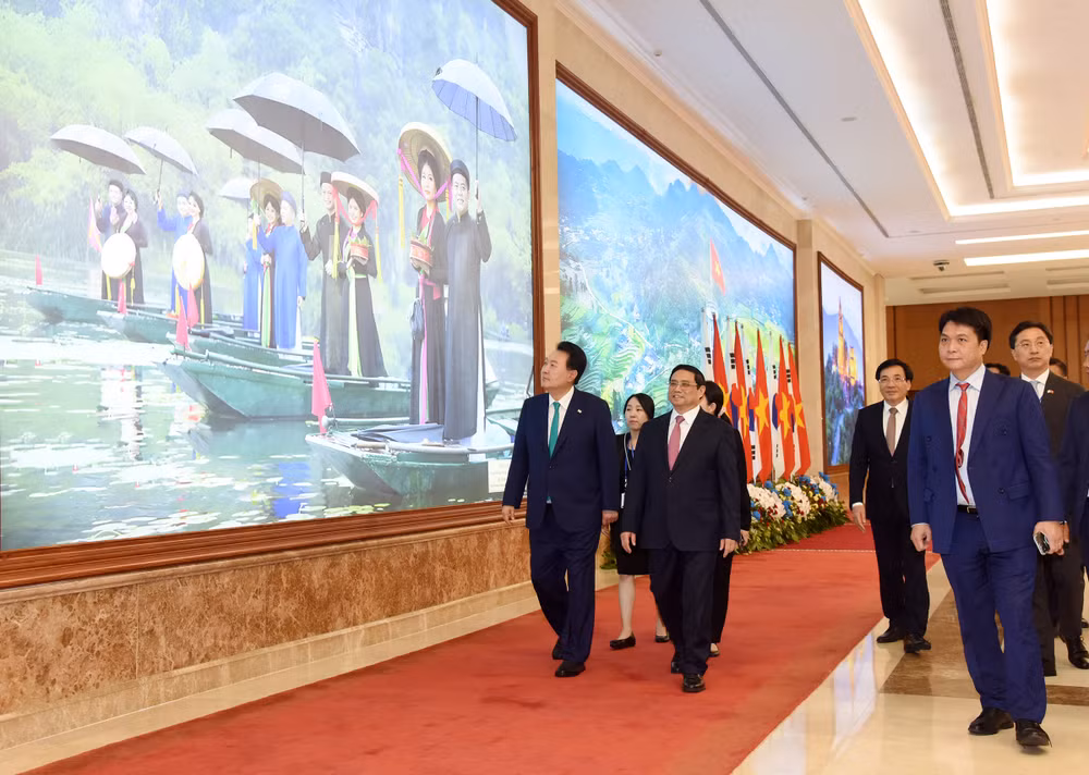 Thủ tướng Phạm Minh Chính giới thiệu với Tổng thống Hàn Quốc Yoon Suk Yeol về hình ảnh, đất nước, con người Việt Nam. Thủ tướng Phạm Minh Chính giới thiệu với Tổng thống Hàn Quốc Yoon Suk Yeol về hình ảnh, đất nước, con người Việt Nam.