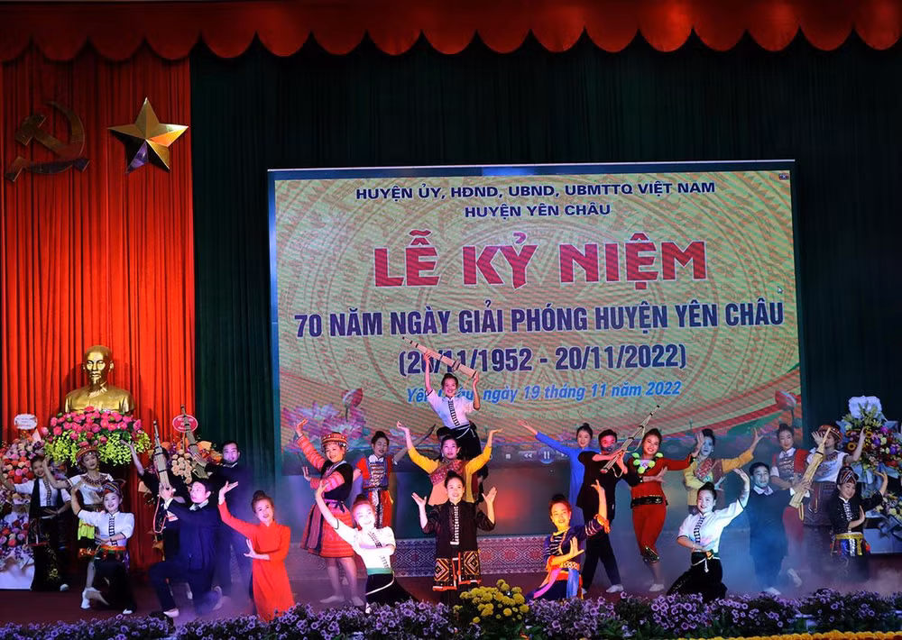 Văn nghệ chào mừng 70 năm ngày giải phóng huyện Yên Châu.