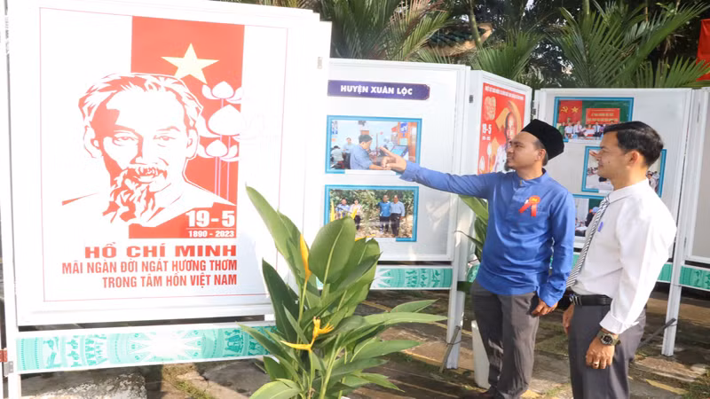 Các đại biểu tham quan triển lãm ảnh. Các đại biểu tham quan triển lãm ảnh.