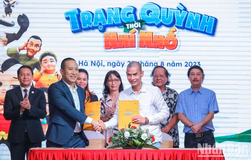 Ông Tạ Mạnh Hoàng đại diện Sconnect (bên trái) và đạo diễn Trịnh Lâm Tùng đại diện Alpha Animation Studio (bên phải) ký kết thoả thuận hợp tác sản xuất phim.