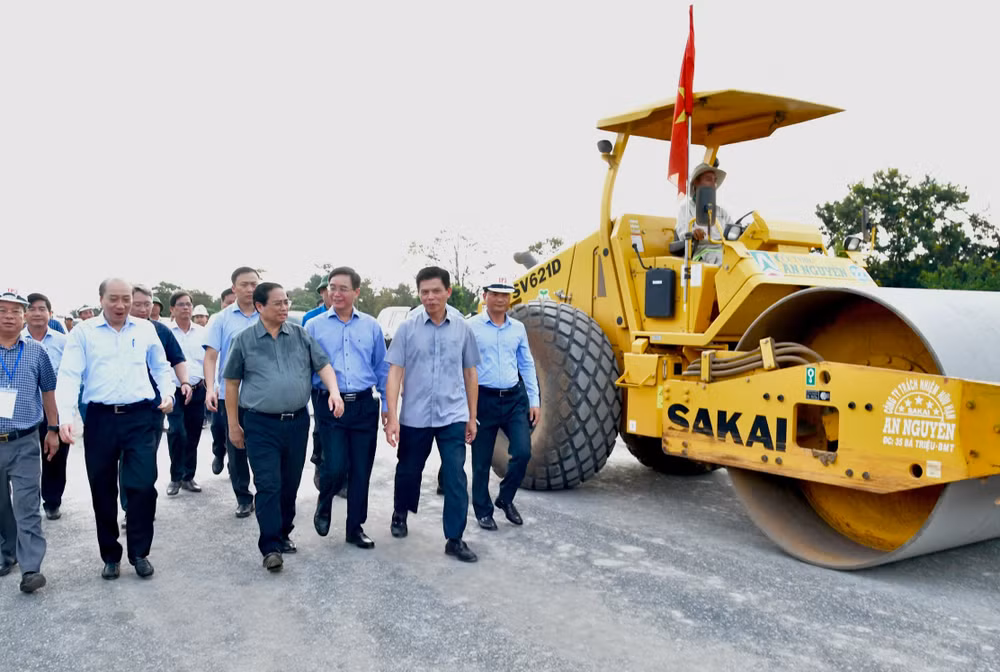 Thủ tướng Phạm Minh Chính đi thị sát công trường Dự án đường cao tốc Khánh Hòa-Buôn Ma Thuột.