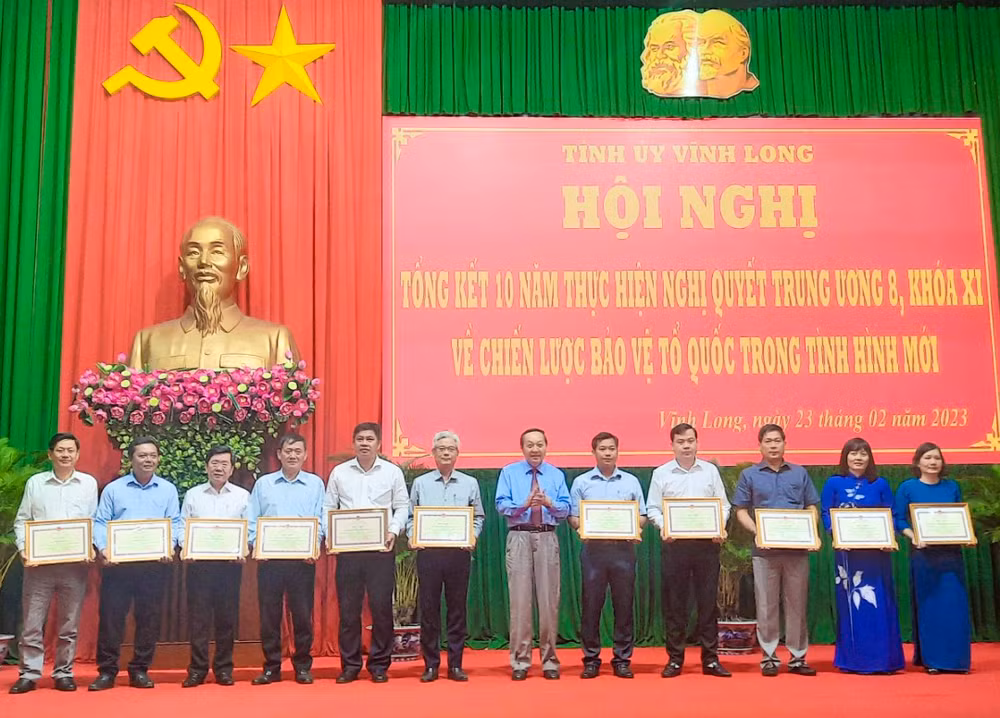 Ban Tổ chức khen thưởng các tập thể và cá nhân có thành tích xuất sắc trong 10 năm thực hiện Nghị quyết Trung ương 8 (khóa XI).