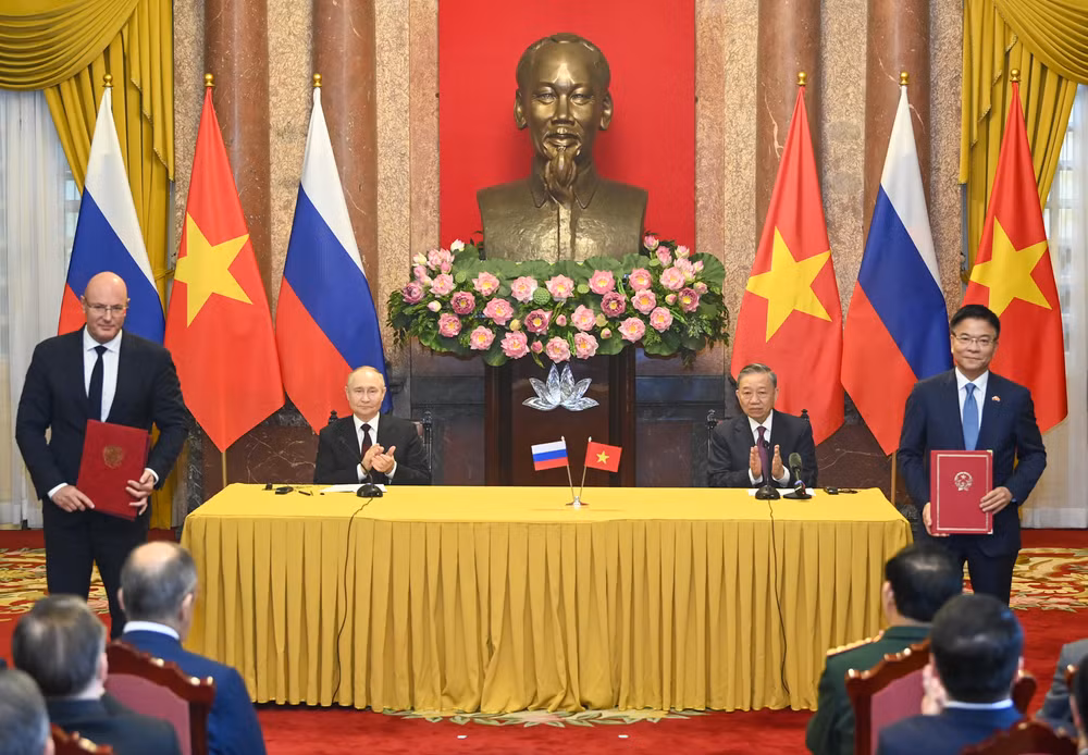 Chủ tịch nước Tô Lâm và Tổng thống Liên bang Nga Vladimir Putin chứng kiến Lễ trao các văn kiện hợp tác Việt Nam-Liên bang Nga.