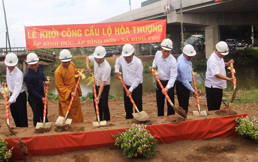 Khởi công xây dựng cầu Lộ Hòa Thượng tại xã Bình Phú, huyện Cai Lậy, tỉnh Tiền Giang.