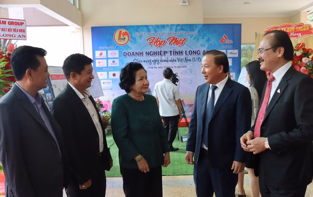 Lãnh đạo tỉnh Long An trao đổi với doanh nghiệp tại buổi họp mặt doanh nghiệp chào mừng kỷ niệm ngày Doanh nhân Việt Nam 13/10.