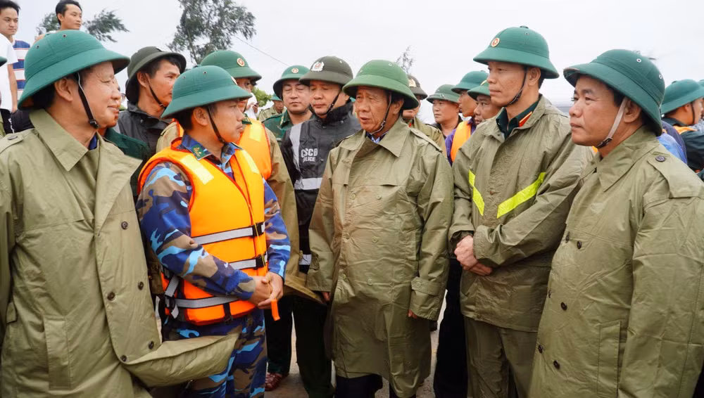 Phó Thủ tướng Lê Văn Thành lưu ý phải bảo đảm an toàn cho tính mạng của người dân sau bão. Phó Thủ tướng Lê Văn Thành lưu ý phải bảo đảm an toàn cho tính mạng của người dân sau bão.