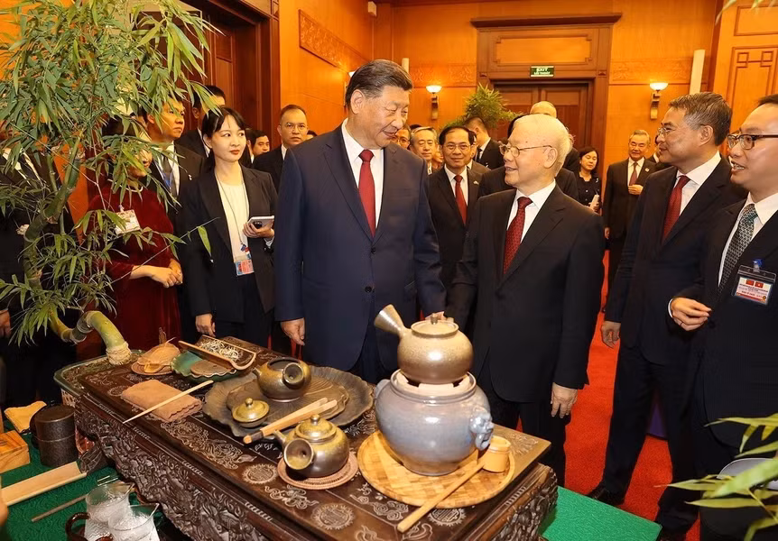 Tổng Bí thư Nguyễn Phú Trọng và Tổng Bí thư, Chủ tịch Trung Quốc Tập Cận Bình nghe giới thiệu về trà. 