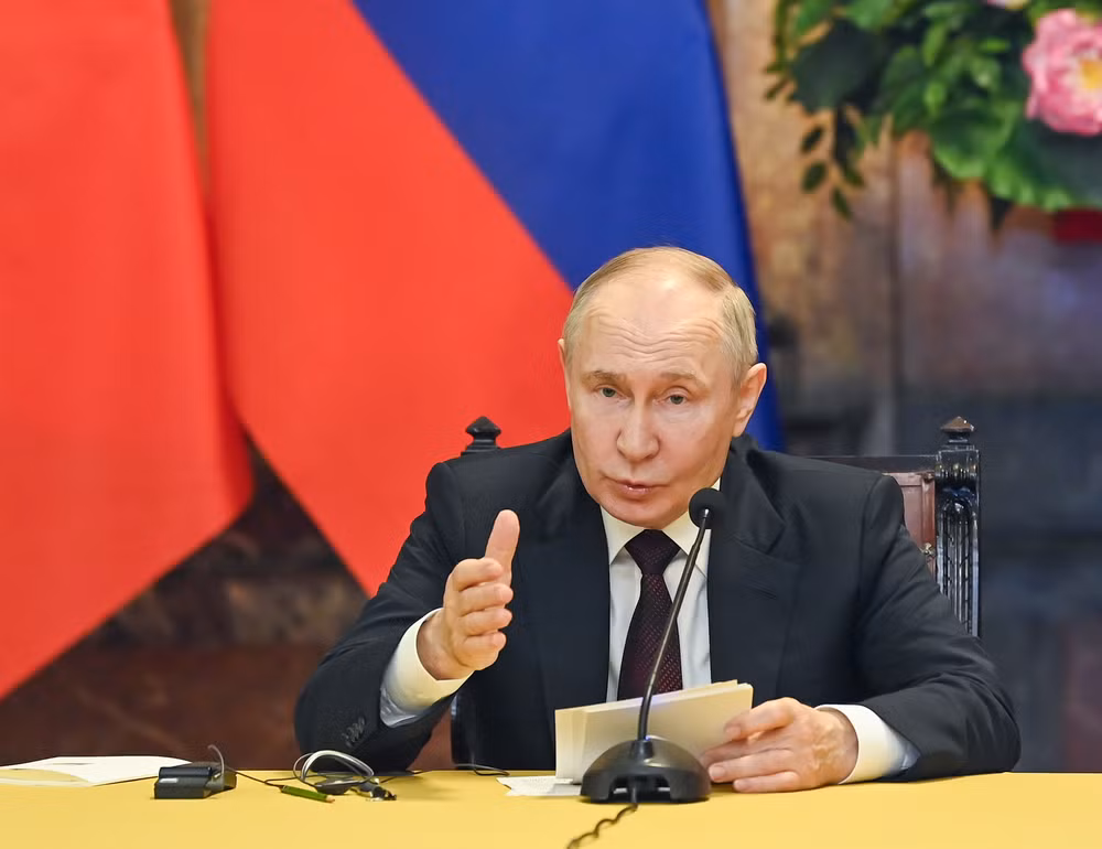 Tổng thống Liên bang Nga Vladimir Putin phát biểu tại buổi họp báo chung. Tổng thống Liên bang Nga Vladimir Putin phát biểu tại buổi họp báo chung.