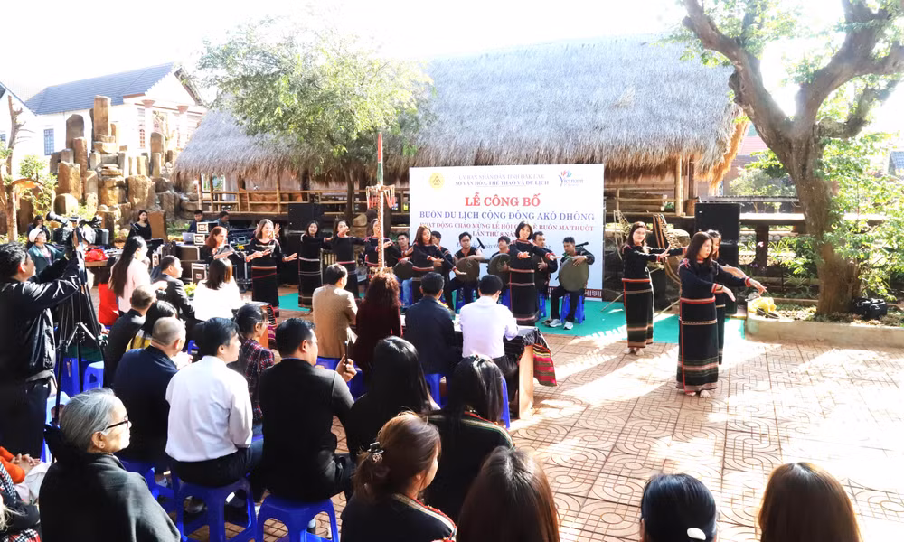 Các hoạt động văn nghệ chào mừng Lễ công bố Buôn du lịch cộng đồng Ako Dhông do người dân trong buôn thực hiện.