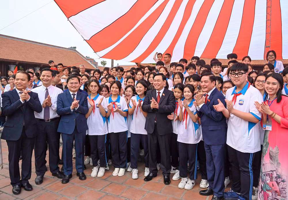 Chủ tịch Quốc hội Vương Đình Huệ với học sinh huyện Thuận Thành tại Trung tâm bảo tồn tranh dân gian Đông Hồ.