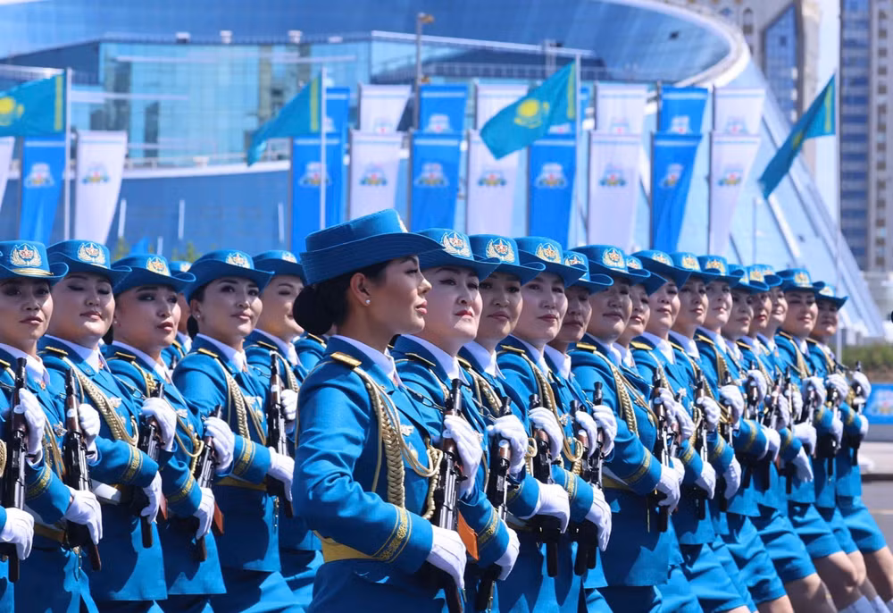 Các lực lượng vũ trang Kazakhstan duyệt binh tại buổi lễ. (Ảnh: TTXVN)