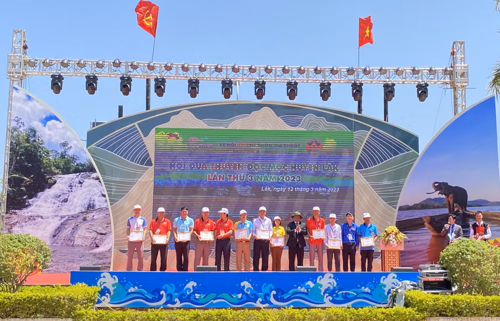 Ban tổ chức Giải đua thuyền độc mộc huyện Lắk năm 2023 trao giải cho các đội thắng cuộc. Ban tổ chức Giải đua thuyền độc mộc huyện Lắk năm 2023 trao giải cho các đội thắng cuộc.