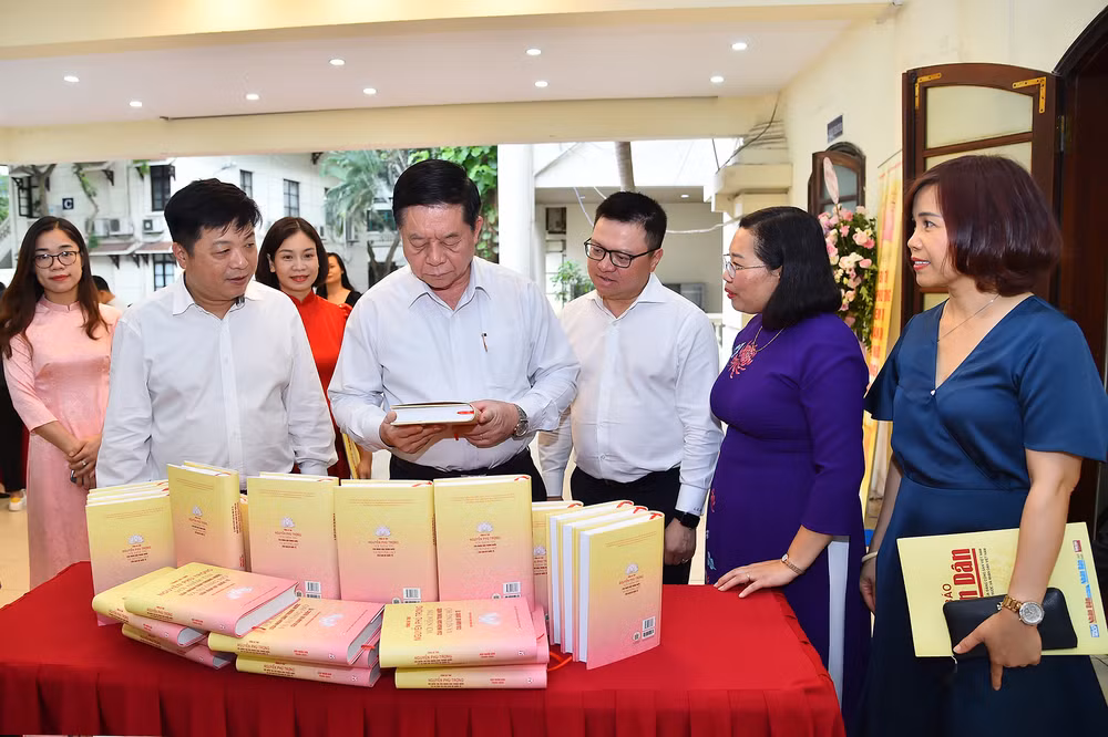Trưởng Ban Tuyên giáo Trung ương Nguyễn Trọng Nghĩa và Tổng Biên tập Báo Nhân Dân Lê Quốc Minh cùng các đại biểu tham quan trưng bày cuốn sách “Tổng Bí thư Nguyễn Phú Trọng với niềm tin của nhân dân trong nước và sự ủng hộ của bạn bè quốc tế”. Trưởng Ban Tuyên giáo Trung ương Nguyễn Trọng Nghĩa và Tổng Biên tập Báo Nhân Dân Lê Quốc Minh cùng các đại biểu tham quan trưng bày cuốn sách “Tổng Bí thư Nguyễn Phú Trọng với niềm tin của nhân dân trong nước và sự ủng hộ của bạn bè quốc tế”.
