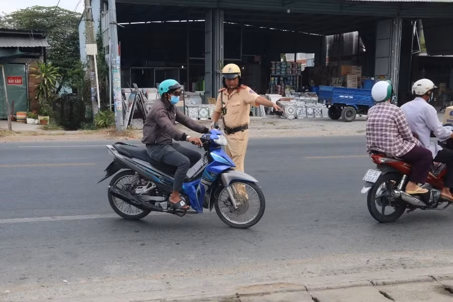 Lực lượng Cảnh sát Giao thông làm nhiệm vụ trên Quốc lộ 50, huyện Chợ Gạo, tỉnh Tiền Giang. (Ảnh: Minh Trí/TTXVN) Lực lượng Cảnh sát Giao thông làm nhiệm vụ trên Quốc lộ 50, huyện Chợ Gạo, tỉnh Tiền Giang. (Ảnh: Minh Trí/TTXVN)