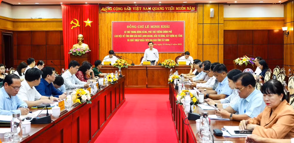 Phó Thủ tướng Lê Minh Khái phát biểu chỉ đạo tại buổi làm việc với lãnh đạo tỉnh Tây Ninh. Phó Thủ tướng Lê Minh Khái phát biểu chỉ đạo tại buổi làm việc với lãnh đạo tỉnh Tây Ninh.