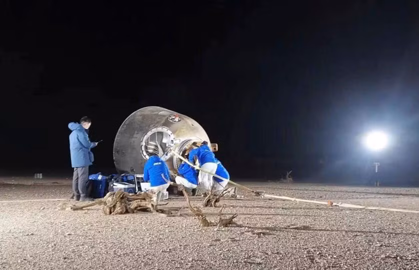 Khoang trở về của tàu Thần Châu 14 hạ cánh an toàn tại Bãi đáp Đông Phong. (Ảnh: Tân Hoa Xã)