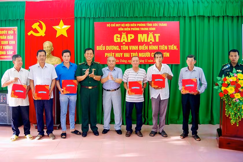 Tôn vinh người có uy tín, gương điển hình tiến tiến trong vùng đồng bào dân tộc thiểu số khu vực biên giới biển huyện Trần Đề.