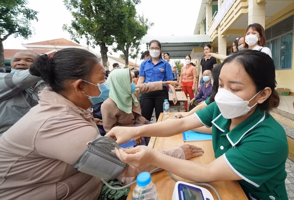 Bác sĩ tại các bệnh viện ở Thành phố Hồ Chí Minh khám bệnh cho bà con có hoàn cảnh khó khăn huyện Đức Hòa, tỉnh Long An.