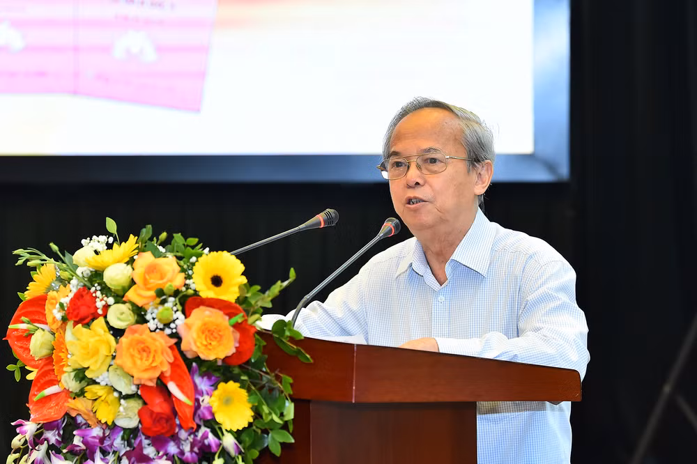 GS, TS Đinh Xuân Dũng, nguyên Phó Chủ tịch chuyên trách Hội đồng Lý luận, phê bình văn học, nghệ thuật Trung ương phát biểu tại buổi lễ. GS, TS Đinh Xuân Dũng, nguyên Phó Chủ tịch chuyên trách Hội đồng Lý luận, phê bình văn học, nghệ thuật Trung ương phát biểu tại buổi lễ.