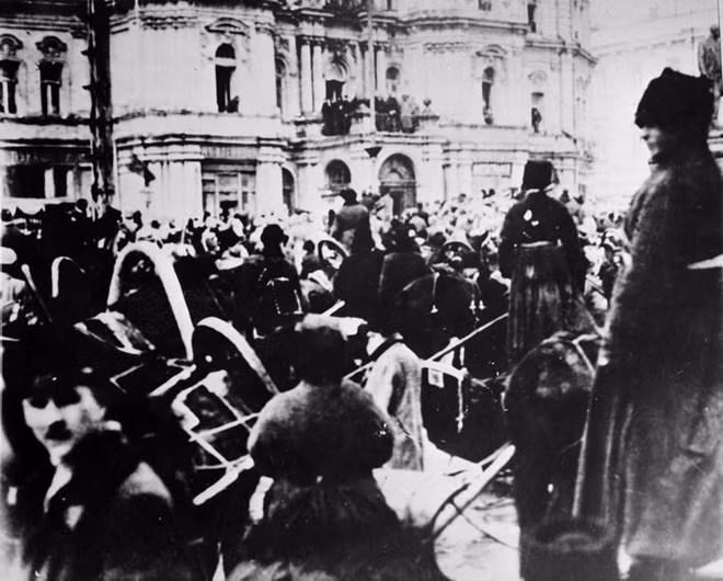 Nhân dân đổ về Quảng trường Kiev trong những ngày đầu Cách mạng năm 1917. (Ảnh: Tư liệu quốc tế/TTXVN phát) Nhân dân đổ về Quảng trường Kiev trong những ngày đầu Cách mạng năm 1917. (Ảnh: Tư liệu quốc tế/TTXVN phát)