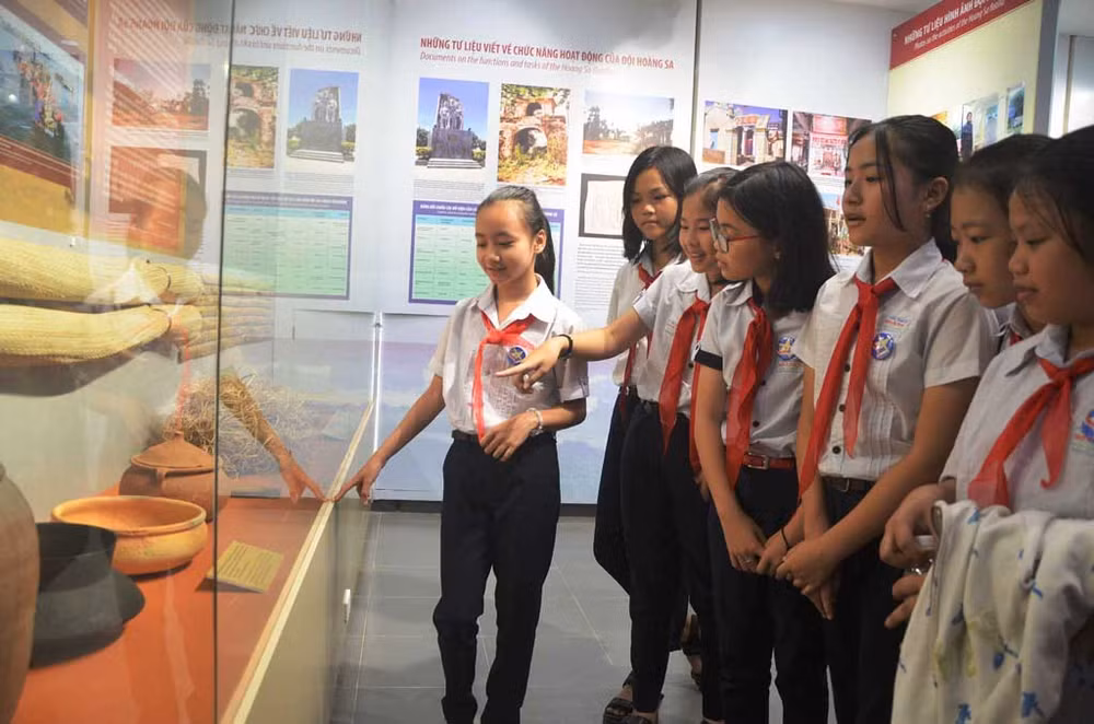 Thế hệ trẻ Đà Nẵng tìm hiểu các tư liệu về chủ quyền quần đảo Hoàng Sa tại Nhà Trưng bày Hoàng Sa, Đà Nẵng. Thế hệ trẻ Đà Nẵng tìm hiểu các tư liệu về chủ quyền quần đảo Hoàng Sa tại Nhà Trưng bày Hoàng Sa, Đà Nẵng.