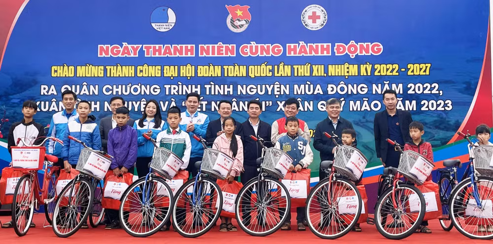 Học sinh nghèo xã miền núi Lâm Trạch được nhận xe đạp để thuận lợi khi đến trường.