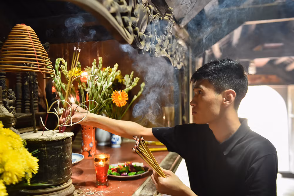 Theo tập “Di sản văn hóa làng Yên”, gian giữa của Cầu là gian thờ “Thần linh”. Trên bức hoành phi ghi 3 chữ “Kính như tại”; nghĩa là kính thần như thấy thần tại đây. Hai bên có 2 câu đối làm bằng gỗ có khắc chữ: “Hùng trấn nhất phương tư địa mạch/mạc phù hạp hảnh gián xuân phong”, có nghĩa là: Thần trấn giữ nơi này, mang lại điều tốt lành cho dân.