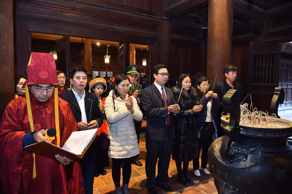 Nghi lễ dâng hương lên các bậc liệt tổ, liệt tông, tưởng nhớ và đề cao tinh thần uống nước nhớ nguồn, tôn sư trọng đạo của dân tộc.