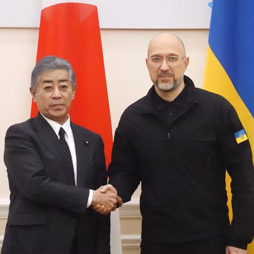 Ngoại trưởng Nhật Bản Takeshi Iwaya bắt tay Thủ tướng Ukraine Denys Shmyhal (Nguồn: X)