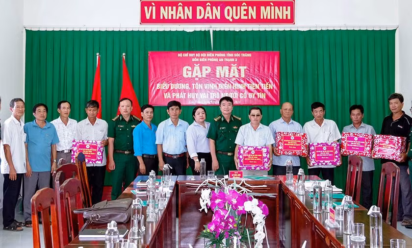 Tặng quà cho các gương điển hình tiến tiến trong vùng đồng bào dân tộc thiểu số khu vực biên giới biển huyện Cù Lao Dung.