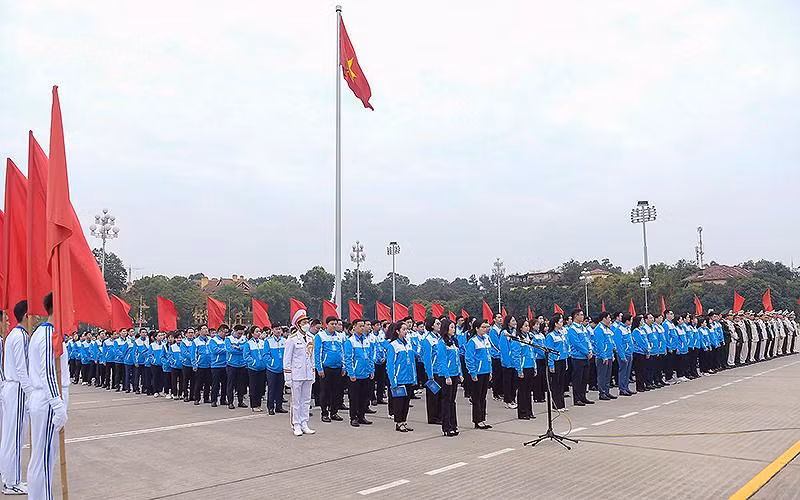 980 đại biểu Đại hội Đoàn toàn quốc lần thứ XII làm lễ báo công và vào Lăng viếng Chủ tịch Hồ Chí Minh.