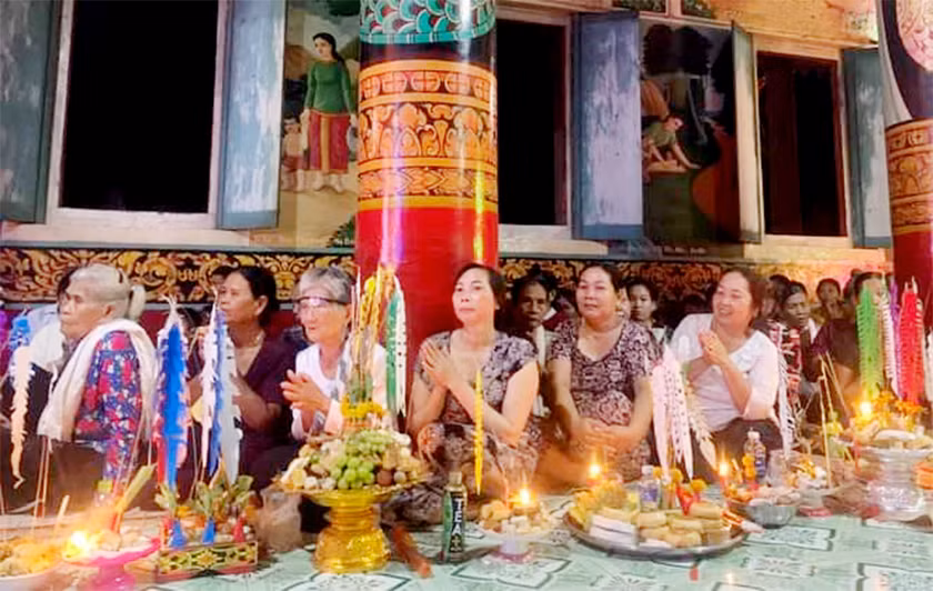 Trong 3 ngày lễ, ngoài cúng ở nhà, mọi nghi thức quan trọng đều diễn ra tại chùa.