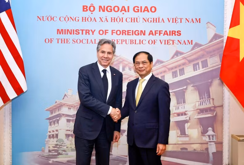 Bộ trưởng Ngoại giao Bùi Thanh Sơn và Bộ trưởng Ngoại giao Hoa Kỳ Antony Blinken tại lễ đón.