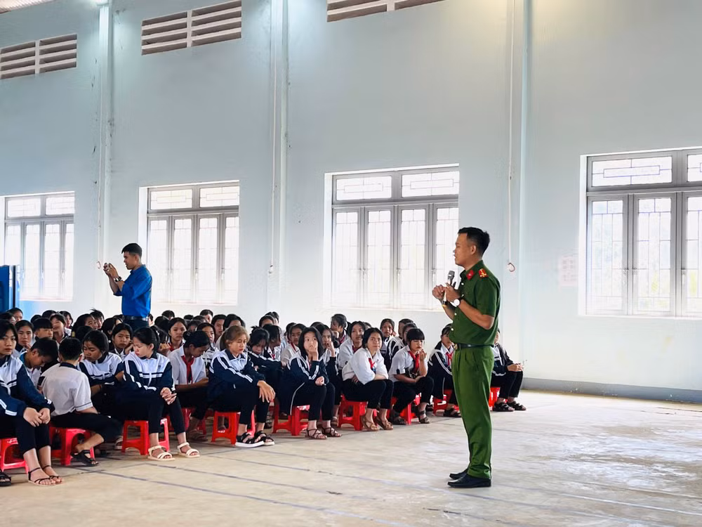 Tuổi trẻ Công an Thành phố Hồ Chí Minh tuyên truyền pháp luật cho đồng bào, thanh niên và học sinh của huyện Tuy Đức. Tuổi trẻ Công an Thành phố Hồ Chí Minh tuyên truyền pháp luật cho đồng bào, thanh niên và học sinh của huyện Tuy Đức.