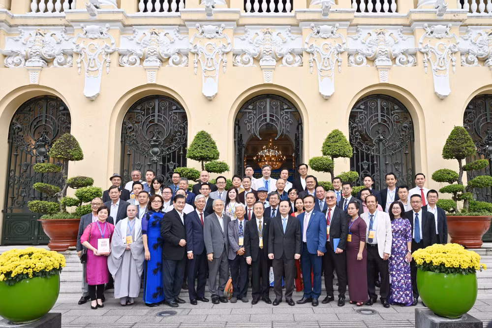 Các đại biểu kiều bào chụp ảnh lưu niệm với lãnh đạo thành phố. (Ảnh: Quốc Thanh)