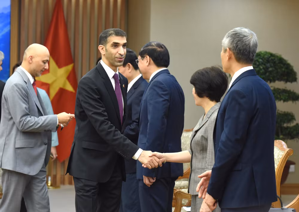 Tiến sĩ Thani bin Ahmed Al Zeyoudi, Quốc vụ khanh phụ trách Thương mại quốc tế, Bộ Ngoại thương các Tiểu vương quốc Arab Thống nhất (UAE) chào tạm biệt lãnh đạo các bộ, ban ngành của Chính phủ Việt Nam. Tiến sĩ Thani bin Ahmed Al Zeyoudi, Quốc vụ khanh phụ trách Thương mại quốc tế, Bộ Ngoại thương các Tiểu vương quốc Arab Thống nhất (UAE) chào tạm biệt lãnh đạo các bộ, ban ngành của Chính phủ Việt Nam.